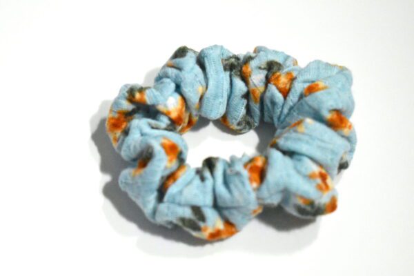 scrunchie light blue orange flower DSC 0187 scaled