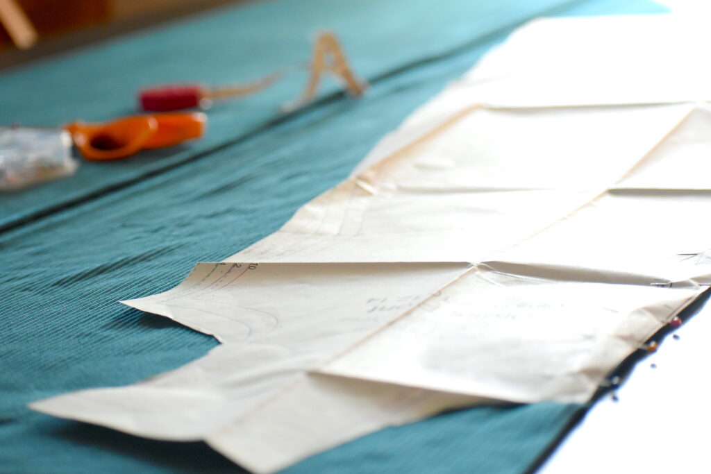25 Easy Tips For a Budding Seamstress 2 teal fabric photo opsDSC 0393